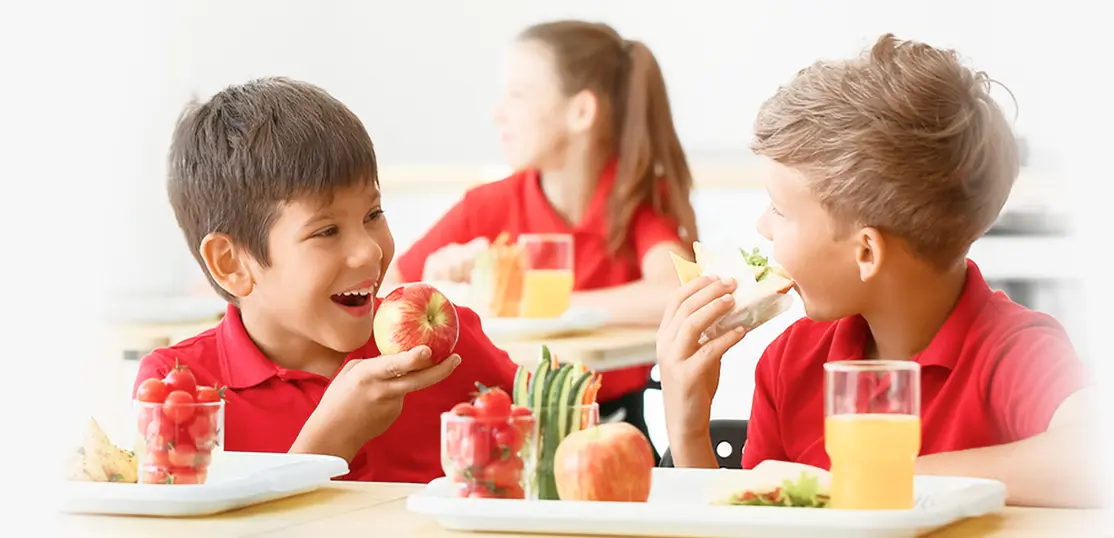 Estudios e informes Niños en el colegio comiendo saludable
